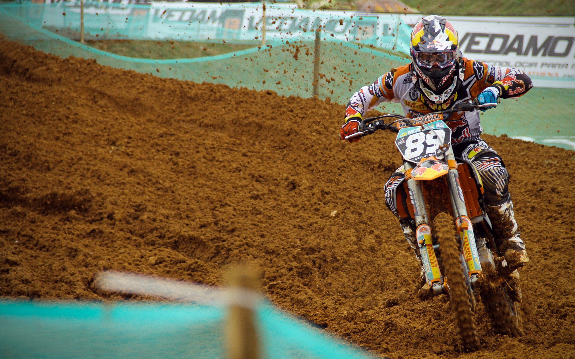 仰泳赛场吉尔吉斯斯坦选手步伐稳健,吉尔吉斯斯坦游泳运动员