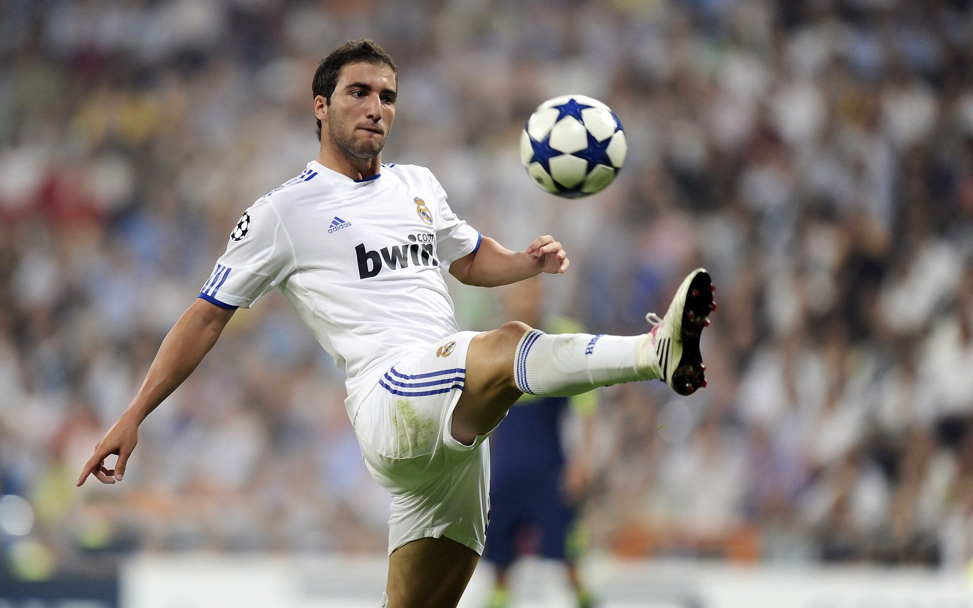 乔治连续抢断带动快船反击得分，乔治四年1.9亿美元续约快船