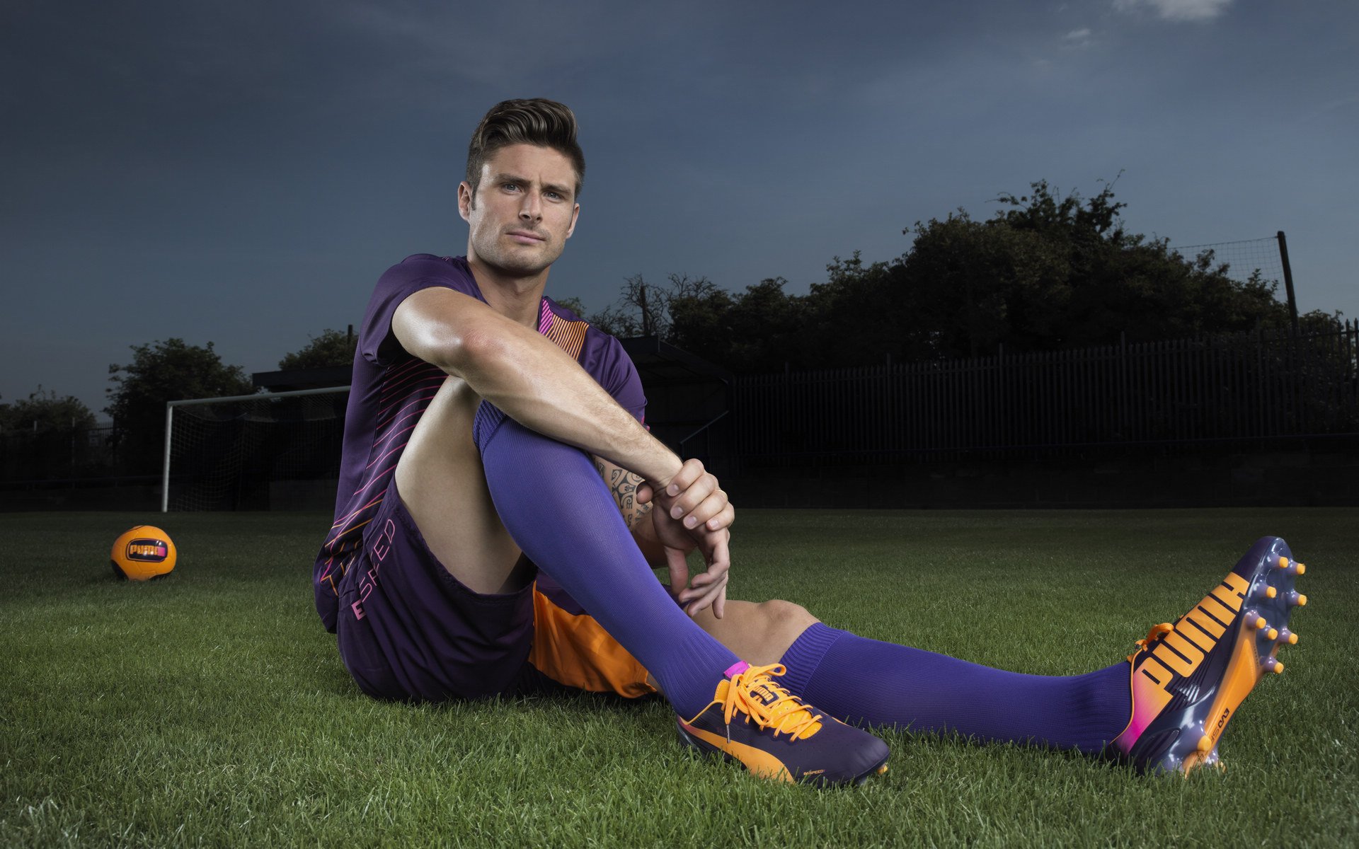 哈登持球突破制造犯规获得多次罚球，哈登持球能力